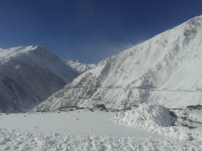 Season’s First Snowfall Brings Chill to Kashmir Valley Minimum Temperatures Drop Across Region Following Snowfall