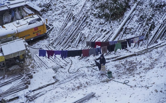 Himachal Pradesh Sees First Snowfall of the Season, 87 Roads Closed