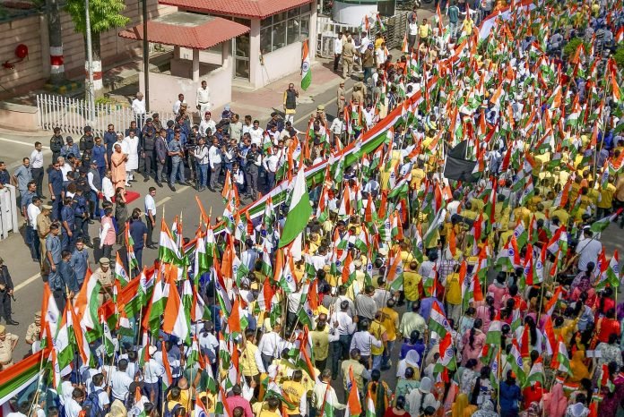 Yogi Flags Off ‘Bharat Shaurya Tiranga Yatra’, Hails Armed Forces for Retaliatory Strikes
