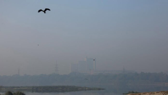 Delhi Engulfed in Dense Smog; AQI Dips to 332 in ‘Very Poor’ Category