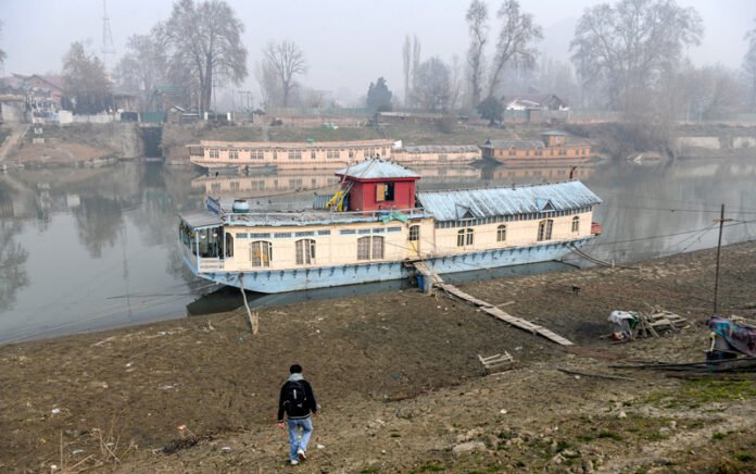 Jhelum River Drops to Record Low as Prolonged Dry Spell Deepens Water Concerns in Kashmir