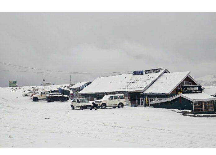 Chille-i-Kalan Begins with Rain and Snow, Flights Cancelled, Key Mountain Roads Closed