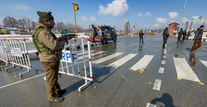 Snowfall Disrupts Traffic in J&K; Clearance Operations Intensified on Srinagar–Jammu Highway