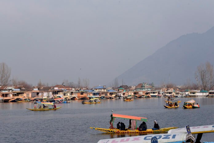 Cold Conditions Return To Kashmir With Light Snowfall In Higher Reaches